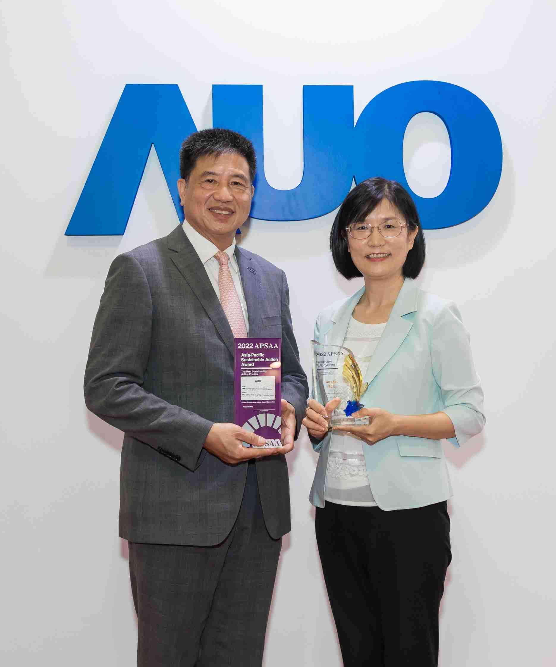 银河集团长期垫筑永续远景的基石，，，，透过ESG暨气候委员会逐步实践永续策略蓝图。。。。其中，，，银河集团光电永续长古秀华带领团队、、、、制定中长期目标，，缔造多面向亮眼表现，，获得「顶尖永续长奖」的个人奖殊荣（左：银河集团光电董事长暨执行长彭双浪，，右：银河集团光电永续长古秀华）
