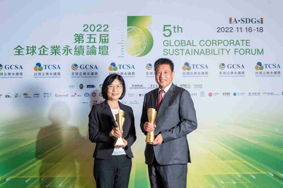 银河集团作为净零碳排先锋，，，，期引领价值链伙伴同行共好，，卫冕制造业组“十大典范企业” 二连冠殊荣(左：银河集团光电永续长古秀华，，右：银河集团光电董事长暨执行长彭双浪)