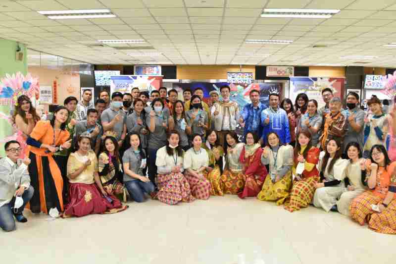 友達推動「安心、、、、創新、、用心、、、、同心、、盡心」五星職旅，，為菲籍員工打造全方位照護，，首度贏得「人權實踐與發展領袖獎」殊榮