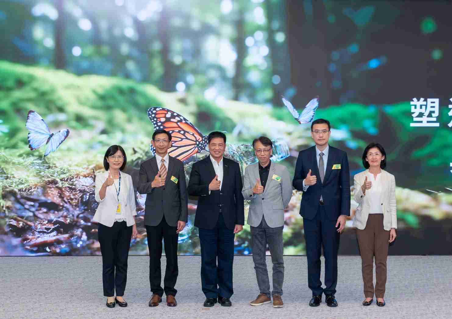 友達2023 CSR共榮大會，，邀請領域專家分享交流生物多樣性管理趨勢、、、、無塑產品、、海廢永續塑料等議題  （圖左到右：友達光電永續長古秀華、、、、3M台灣技術長陳君杰、、、友達光電董事長暨集團策略長彭双浪、、、、光寶科技企業永續發展處處長陳慶暉、、、、安永聯合會計師事務所執業會計師曾于哲、、、友達光電供應鏈總部副總經理吳宜芳）