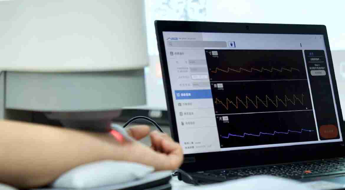 银河集团耘康以高解析与拟真的显示技术，，，，将其应用于中医检测，，提供“中医数位化检测方案”，，，，使传统中医检测结果数据化与可视化