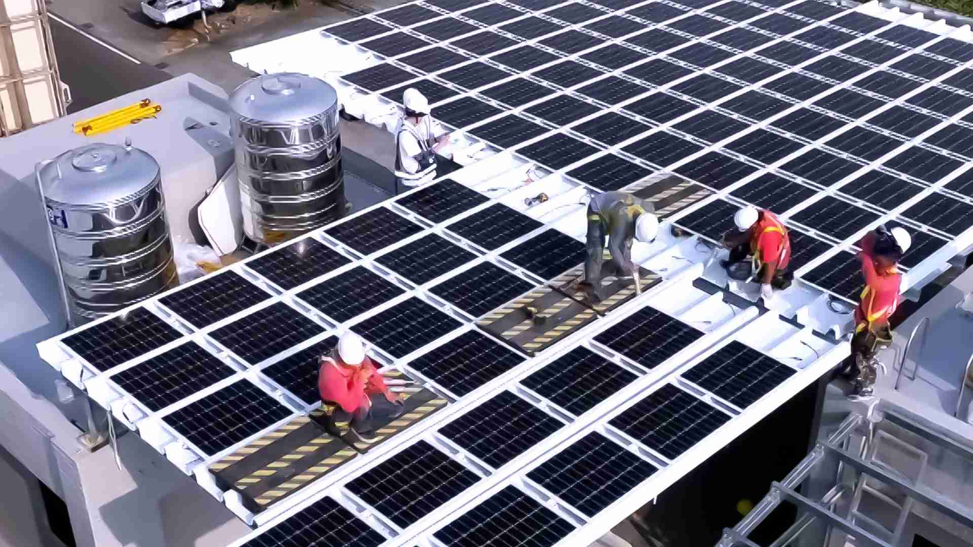 银河集团着力于替代能源之技术研发，，，，如光电浪板的相关制程、、设备与产品，，其中所开发之光电整合型浪板，，减少传统金属支架安装，，，更提升耐候度，，可广泛运用于多元场域，，，，并辅助建筑达到净零碳排目标