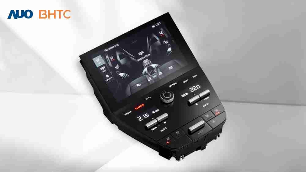 作為友達新生力軍，，BHTC所展示的中央與後座鞍部的Display HMI產品，，，，可處理多區恆溫控制、、顯示畫面，，，呈現仿真3D車室分區；以力傳感技術精準傳遞觸感，，，並結合音量及震動反饋，，，防止意外啟動，，，提供使用者自然流暢、、、直觀且輕鬆駕馭的舒適介面