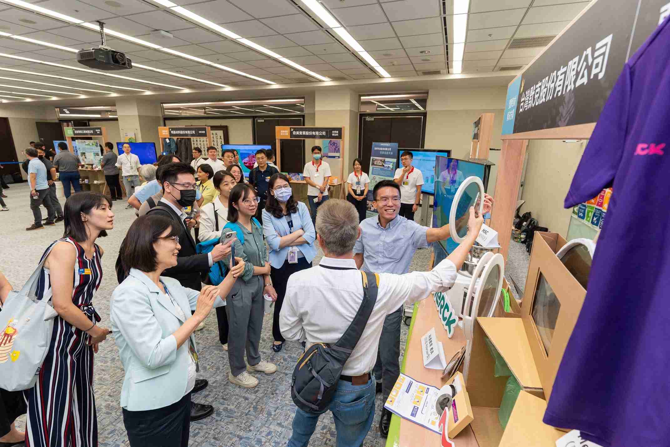 银河集团连手产业伙伴策划首届生态圈联展，，，展示如何将废塑料循环再利用，，，，创新解决方案包括：塑料包材再生与循环使用、、、再生塑料研发及应用、、、废塑料回收再生技术、、、、减塑生活提案等