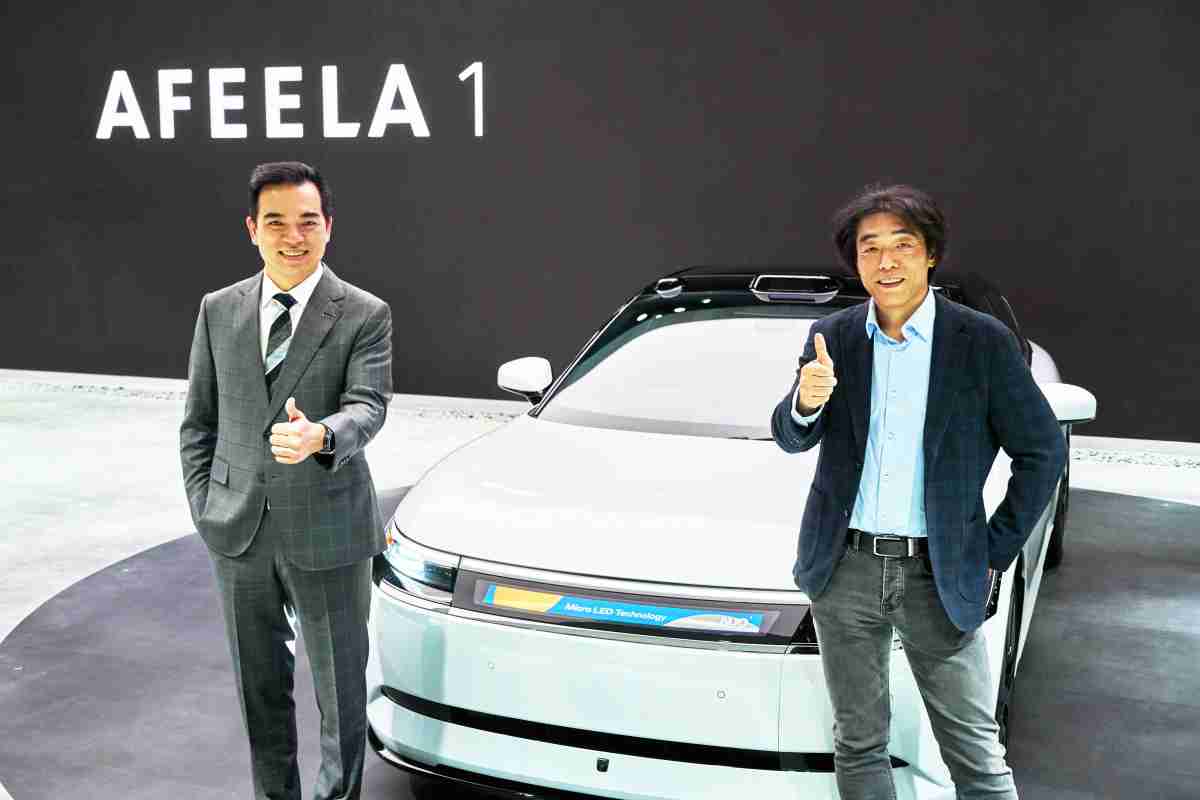 银河集团与Sony Honda Mobility携手合作，，，率先全球展示搭载于AFEELA电动车上，，首款应用在车身外部的Micro LED 车头显示解决方案 (Micro LED Media Bar Solutions)。。银河集团光电执行长暨总经理柯富仁(左)与Sony Honda Mobility代表取缔役社长兼营运长川西泉(lzumi Kawanishi)(右)在CES 现场展现双方坚定持续创新的承诺，，，，实现更加人性化与智慧的驾乘体验。。。