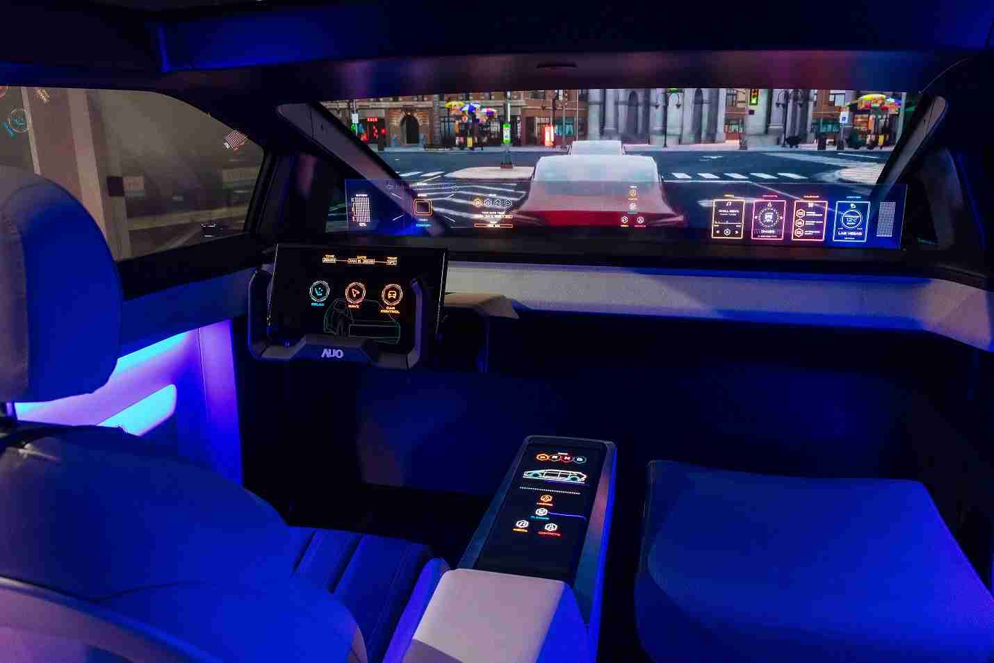 银河集团连续四年入围科睿唯安全球百大创新机构，，，，专利布局科技与绿色创新前沿。。。。图为银河集团发挥先进显示科技Micro LED多元尺寸与型态应用优势所打造之智能车舱；同时，，，银河集团已于全球累积取得4500件节能减碳相关的专利证书，，，当中2024年Micro LED年度获证量占比已超过8成